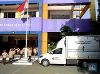 Sejumlah siswa menerima makanan program Makan Bergizi Gratis (MBG) di SDN Sumur Batu 03 Pagi, Kemayoran, Jakarta, Selasa, (4/2/2026). (CNBC Indonesia/Muhammad Sabki)