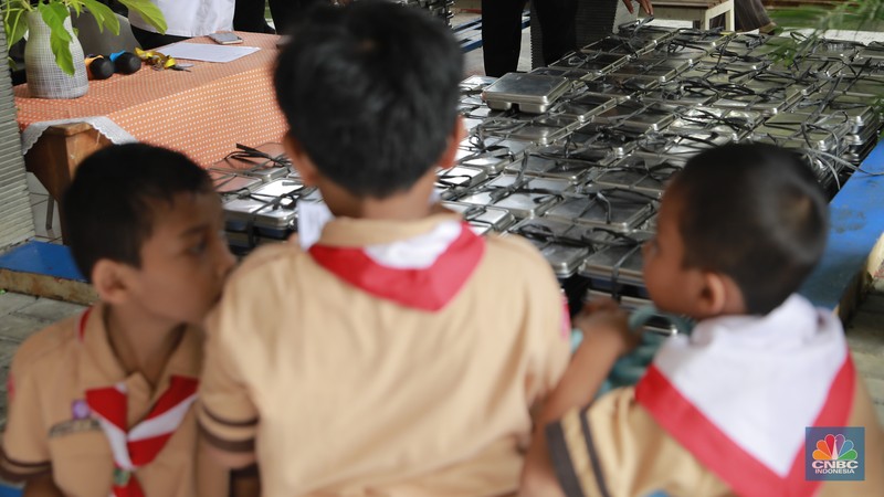 Sejumlah siswa menerima makanan program Makan Bergizi Gratis (MBG) di SDN Sumur Batu 03 Pagi, Kemayoran, Jakarta, Selasa, (4/2/2026). (CNBC Indonesia/Muhammad Sabki)