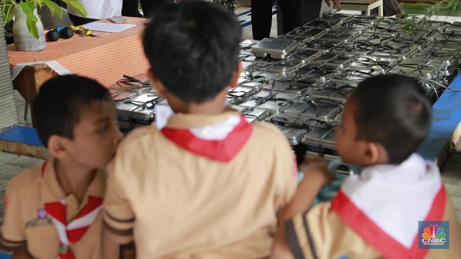 Sejumlah siswa menerima makanan program Makan Bergizi Gratis (MBG) di SDN Sumur Batu 03 Pagi, Kemayoran, Jakarta, Selasa, (4/2/2026). (CNBC Indonesia/Muhammad Sabki)