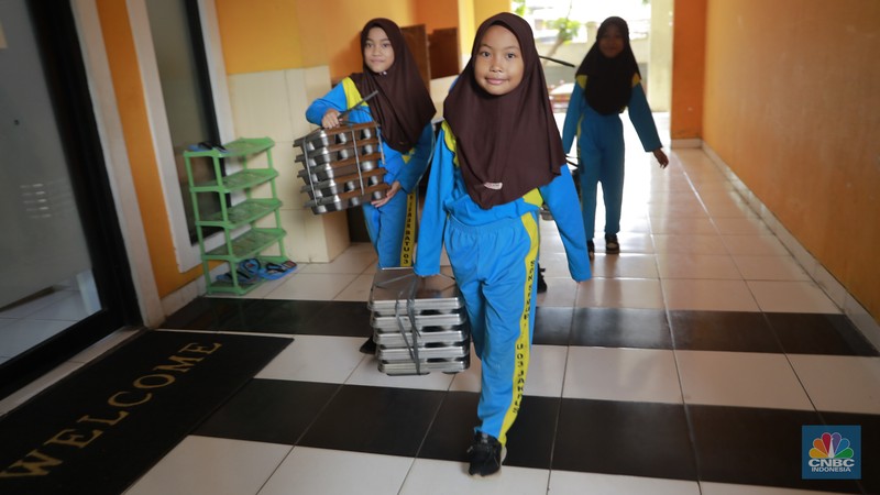 Sejumlah siswa menerima makanan program Makan Bergizi Gratis (MBG) di SDN Sumur Batu 03 Pagi, Kemayoran, Jakarta, Selasa, (4/2/2026). (CNBC Indonesia/Muhammad Sabki)