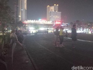Lapangan Merdeka Medan saat Malam Tetap Ramai Dikunjungi Warga untuk Berolahraga