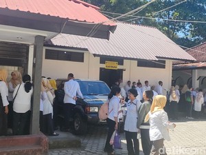 Ratusan Guru di Mataram Antre Panjang demi Pencairan THR dan TPG Gaji ke-13