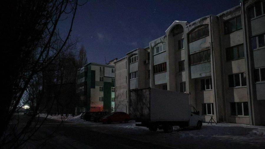 Suasana gelap gulita saat pemadan listrik di Belgorod, Rusia, Selasa (3/2/2026). (REUTERS/Stringer)