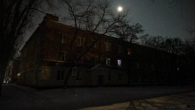 Suasana gelap gulita saat pemadan listrik di Belgorod, Rusia, Selasa (3/2/2026). (REUTERS/Stringer)
