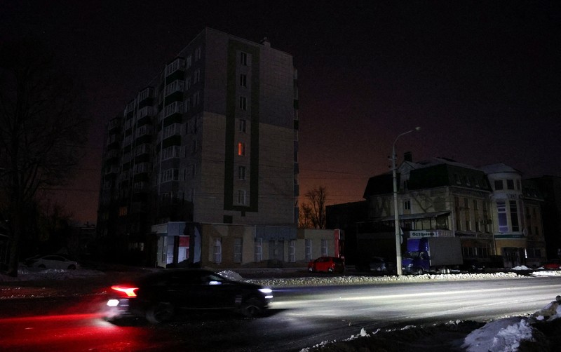 Suasana gelap gulita saat pemadan listrik di Belgorod, Rusia, Selasa (3/2/2026). (REUTERS/Stringer)
