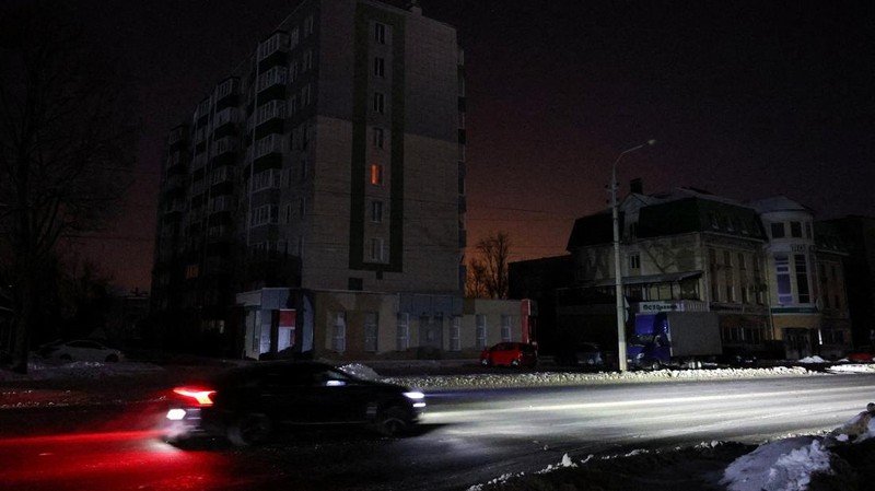 Suasana gelap gulita saat pemadan listrik di Belgorod, Rusia, Selasa (3/2/2026). (REUTERS/Stringer)