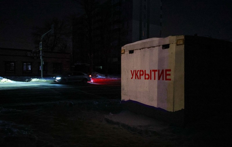 Suasana gelap gulita saat pemadan listrik di Belgorod, Rusia, Selasa (3/2/2026). (REUTERS/Stringer)