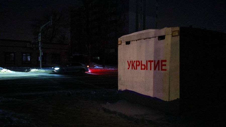 Suasana gelap gulita saat pemadan listrik di Belgorod, Rusia, Selasa (3/2/2026). (REUTERS/Stringer)