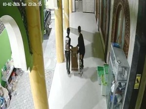 Aksi 2 Maling Gasak Kotak Amal Masjid di Bojonegoro Ini Terekam CCTV