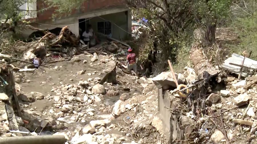 Tiga orang dilaporkan tewas setelah tanah longsor melanda sebuah permukiman di Santa Marta, Kolombia, menyusul hujan lebat yang mengguyur wilayah tersebut. Unit Nasional untuk Manajemen Risiko Bencana (UNGRD) menyampaikan informasi itu pada Selasa (3/2/2026). (Tangkapan Layar Video Reuters/RCN TV / UNGRD)