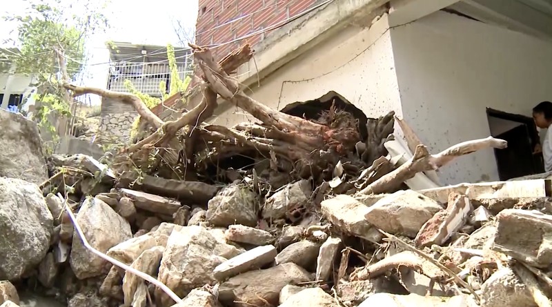 Tiga orang dilaporkan tewas setelah tanah longsor melanda sebuah permukiman di Santa Marta, Kolombia, menyusul hujan lebat yang mengguyur wilayah tersebut. Unit Nasional untuk Manajemen Risiko Bencana (UNGRD) menyampaikan informasi itu pada Selasa (3/2/2026). (Tangkapan Layar Video Reuters/RCN TV / UNGRD)