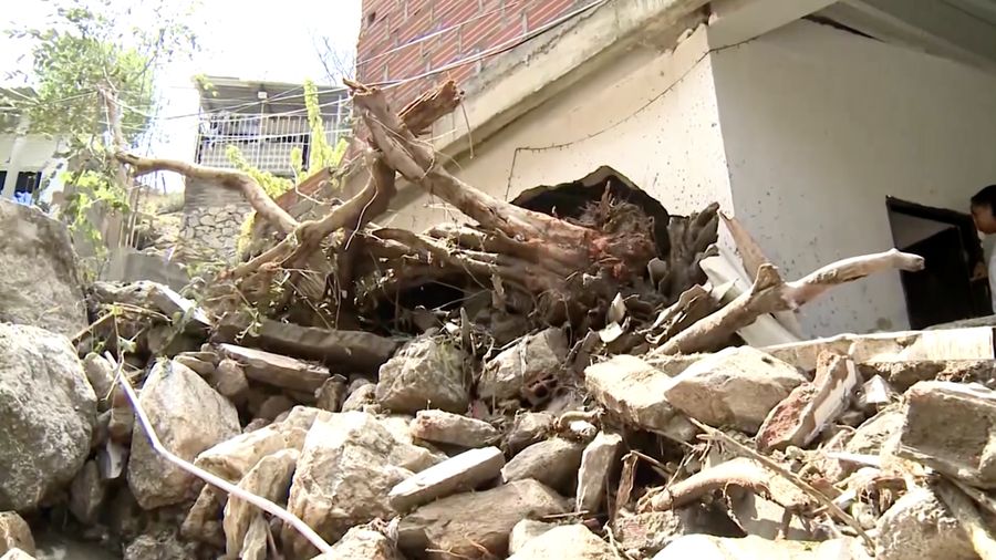 Tiga orang dilaporkan tewas setelah tanah longsor melanda sebuah permukiman di Santa Marta, Kolombia, menyusul hujan lebat yang mengguyur wilayah tersebut. Unit Nasional untuk Manajemen Risiko Bencana (UNGRD) menyampaikan informasi itu pada Selasa (3/2/2026). (Tangkapan Layar Video Reuters/RCN TV / UNGRD)