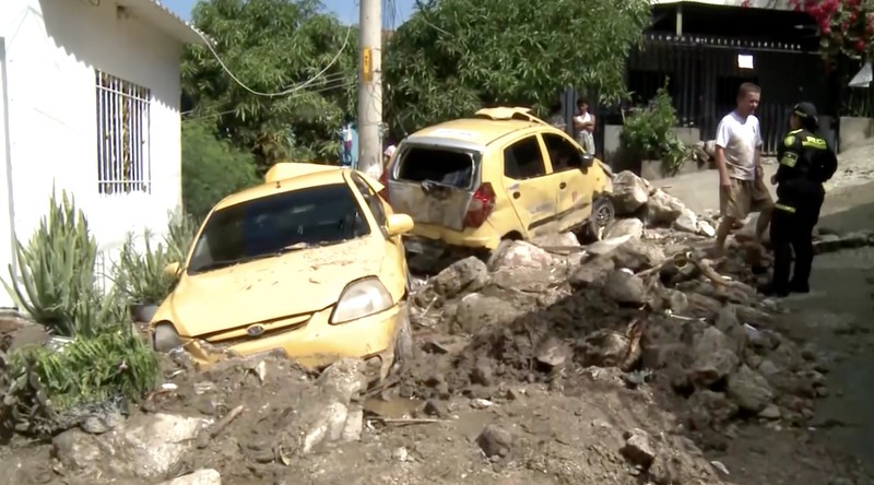 Tiga orang dilaporkan tewas setelah tanah longsor melanda sebuah permukiman di Santa Marta, Kolombia, menyusul hujan lebat yang mengguyur wilayah tersebut. Unit Nasional untuk Manajemen Risiko Bencana (UNGRD) menyampaikan informasi itu pada Selasa (3/2/2026). (Tangkapan Layar Video Reuters/RCN TV / UNGRD)