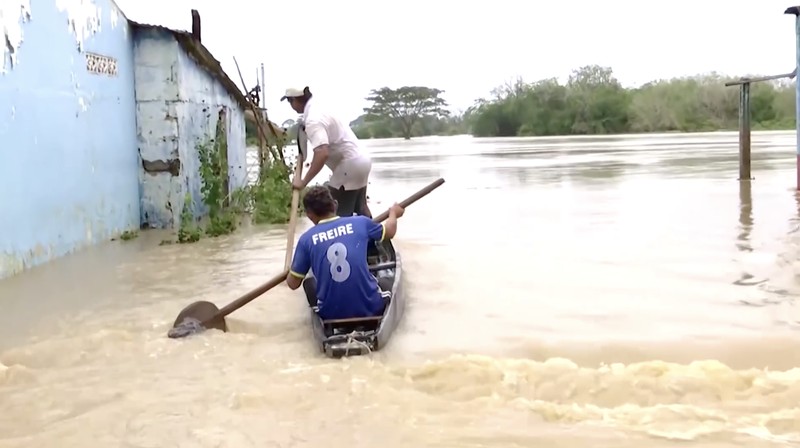 Tiga orang dilaporkan tewas setelah tanah longsor melanda sebuah permukiman di Santa Marta, Kolombia, menyusul hujan lebat yang mengguyur wilayah tersebut. Unit Nasional untuk Manajemen Risiko Bencana (UNGRD) menyampaikan informasi itu pada Selasa (3/2/2026). (Tangkapan Layar Video Reuters/RCN TV / UNGRD)
