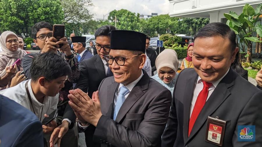 Adies Kadir saat tiba di Istana Negara, Kamis (5/2/2026). (CNBC Indonesia/Emir Yanwardhana)