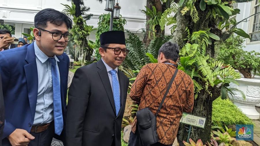 Anggota Dewan Komisioner OJK, Juda Agung saat tiba di Istana Negara, Kamis (5/2/2026). (CNBC Indonesia/Emir Yanwardhana)