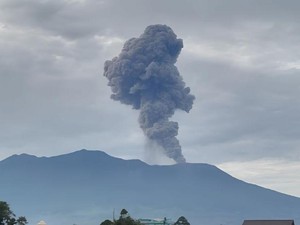Gunung Marapi Erupsi 2 Kali Pagi ini, Pengamatan Terhalang Kabut
