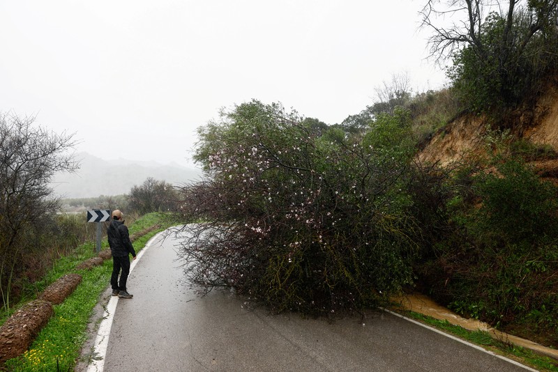 Badai Leonardo menghantam beberapa bagian Spanyol, Rabu (4/2/2026). (REUTERS/Jon Nazca)