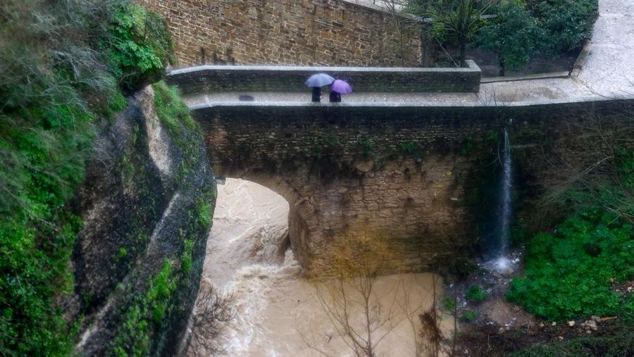Badai Leonardo menghantam beberapa bagian Spanyol, Rabu (4/2/2026). (REUTERS/Jon Nazca)