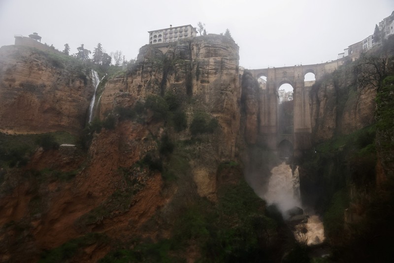 Badai Leonardo menghantam beberapa bagian Spanyol, Rabu (4/2/2026). (REUTERS/Jon Nazca)