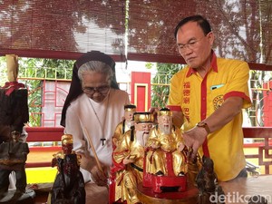 Adem, Warga Ikut Bersih-bersih Klenteng Hok Tik Bio Pati Jelang Imlek