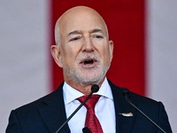 CEO Blue Origin, Jeff Bezos, berbicara di atas panggung sebelum Menteri Pertahanan AS, Pete Hegseth, di Blue Origin di Cape Canaveral, Florida, pada 2 Februari 2026. (Photo by Miguel J. Rodriguez Carrillo / AFP)
