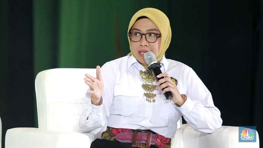 Direktur Jenderal EBTKE Kementerian ESDM RI, Eniya Listiani Dewi saat menyampaikan pemaparan dalam acara Energy Outlook 2026 di Jakarta, Kamis (5/2/2026). (CNBC Indonesia/Muhammad Sabki)