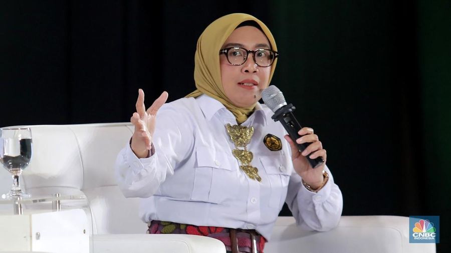 Direktur Jenderal EBTKE Kementerian ESDM RI, Eniya Listiani Dewi saat menyampaikan pemaparan dalam acara Energy Outlook 2026 di Jakarta, Kamis (5/2/2026). (CNBC Indonesia/Muhammad Sabki)