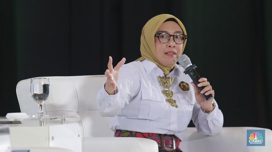 Direktur Jenderal EBTKE Kementerian ESDM RI, Eniya Listiani Dewi saat menyampaikan pemaparan dalam acara Energy Outlook 2026 di Jakarta, Kamis (5/2/2026). (CNBC Indonesia/Muhammad Sabki)