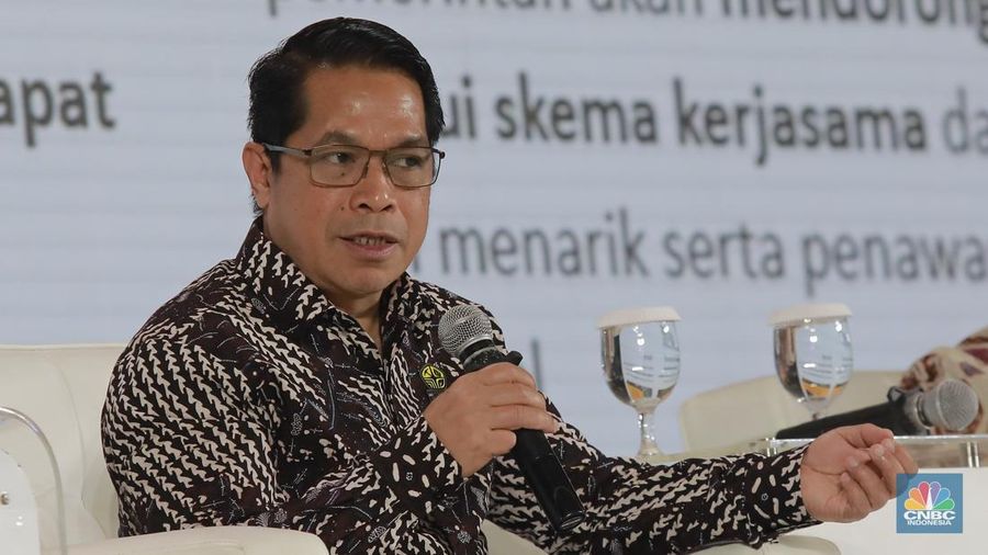 Direktur Jenderal Minyak dan Gas Bumi (Migas) Kementerian ESDM RI, Laode Sulaeman saat menyampaikan pemaparan dalam acara Energy Outlook 2026 di Jakarta, Kamis (5/2/2026). (CNBC Indonesia/Muhammad Sabki)