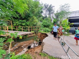 Jembatan Penghubung Desa di Ponorogo Ambrol, 2 Perempuan Terjatuh
