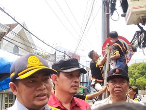 Giliran Kabel Ilegal di Tiang PJU Ditertibkan Satgas Infrastruktur Jember