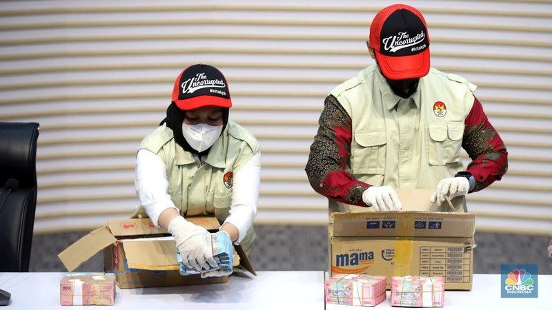 Konferensi pers terkait dugaan Tindak Pidana Korupsi dalam restitusi pajak di KPP Madya Banjarmasin di Gedung Merah Putih KPK, Jakarta Selatan, Kamis (5/2/2026). (CNBC Indonesia/Muhammad Sabki)