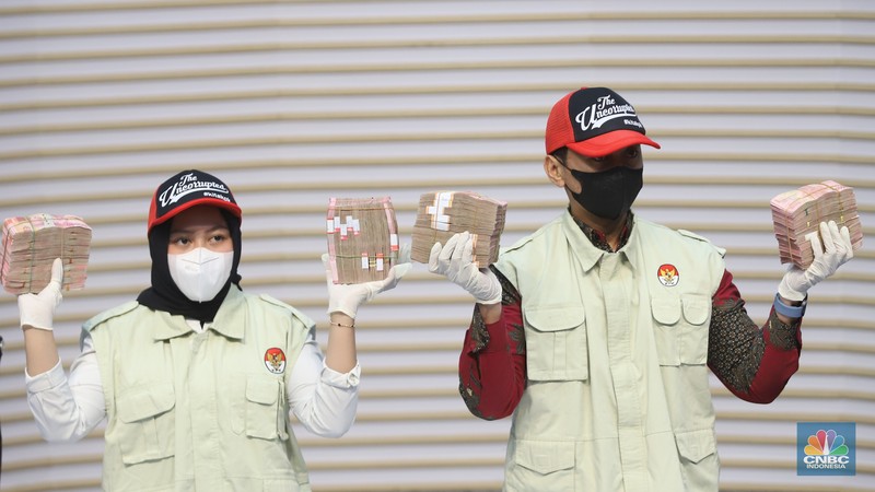 Konferensi pers terkait dugaan Tindak Pidana Korupsi dalam restitusi pajak di KPP Madya Banjarmasin di Gedung Merah Putih KPK, Jakarta Selatan, Kamis (5/2/2026). (CNBC Indonesia/Muhammad Sabki)