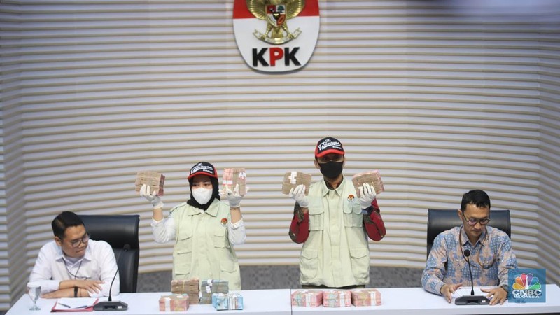 Konferensi pers terkait dugaan Tindak Pidana Korupsi dalam restitusi pajak di KPP Madya Banjarmasin di Gedung Merah Putih KPK, Jakarta Selatan, Kamis (5/2/2026). (CNBC Indonesia/Muhammad Sabki)
