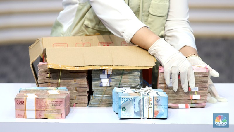 Konferensi pers terkait dugaan Tindak Pidana Korupsi dalam restitusi pajak di KPP Madya Banjarmasin di Gedung Merah Putih KPK, Jakarta Selatan, Kamis (5/2/2026). (CNBC Indonesia/Muhammad Sabki)