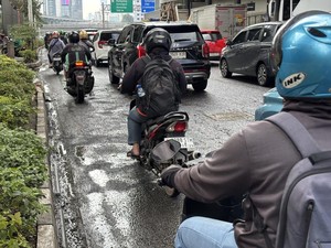 Lubang di Jalan Gatot Subroto Jaksel Dikeluhkan Warga, Begini Penampakannya