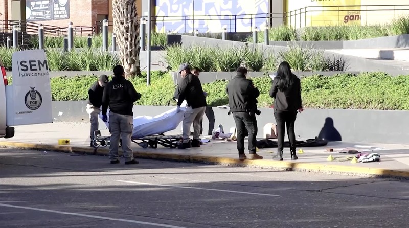 Mayat korban eksekusi serta poster orang hilang kini menjadi pemandangan umum di Culiacan, ibu kota sekaligus kota terbesar di negara bagian Sinaloa, Meksiko. (Tangkapan Layar Video Reuters/MEXICAN GOVERNMENT TV)