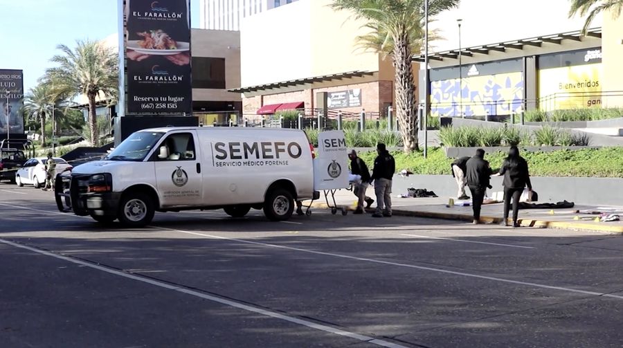 Mayat korban eksekusi serta poster orang hilang kini menjadi pemandangan umum di Culiacan, ibu kota sekaligus kota terbesar di negara bagian Sinaloa, Meksiko. (Tangkapan Layar Video Reuters/MEXICAN GOVERNMENT TV)