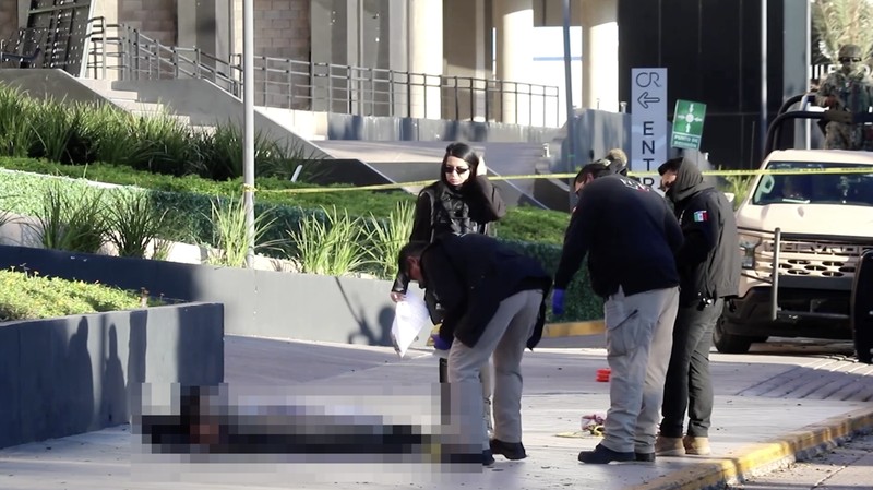 Mayat korban eksekusi serta poster orang hilang kini menjadi pemandangan umum di Culiacan, ibu kota sekaligus kota terbesar di negara bagian Sinaloa, Meksiko. (Tangkapan Layar Video Reuters/MEXICAN GOVERNMENT TV)