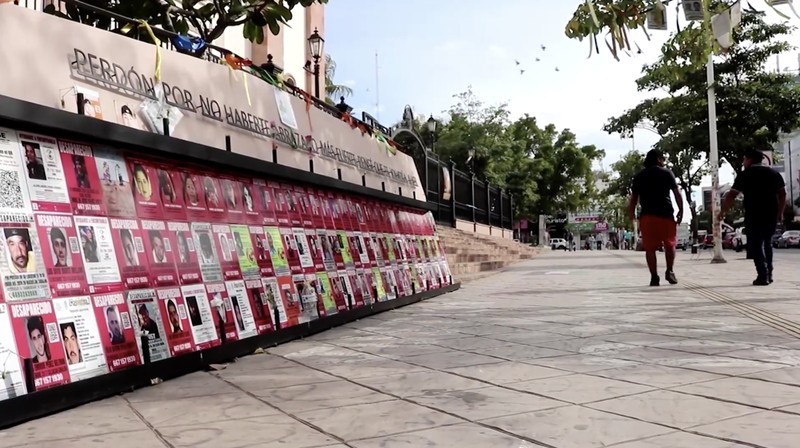 Mayat korban eksekusi serta poster orang hilang kini menjadi pemandangan umum di Culiacan, ibu kota sekaligus kota terbesar di negara bagian Sinaloa, Meksiko. (Tangkapan Layar Video Reuters/MEXICAN GOVERNMENT TV)