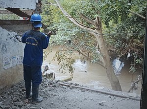 Normalisasi Ciliwung, Bangunan di Bantaran Kali Mulai Dibongkar