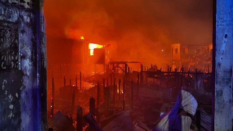 Pemerintah Daerah Otonomi Bangsamoro di Mindanao Muslim (BARMM) mengirimkan bantuan bagi sekitar 5.000 warga yang mengungsi setelah kebakaran besar menghanguskan lebih dari 1.000 rumah di Bongao, Tawi-Tawi, Filipina, Rabu (4/2/2026). (Facebook/Bongao MDRRM Office)