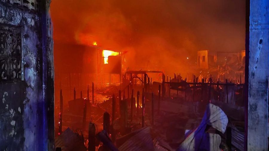 Pemerintah Daerah Otonomi Bangsamoro di Mindanao Muslim (BARMM) mengirimkan bantuan bagi sekitar 5.000 warga yang mengungsi setelah kebakaran besar menghanguskan lebih dari 1.000 rumah di Bongao, Tawi-Tawi, Filipina, Rabu (4/2/2026). (Facebook/Bongao MDRRM Office)