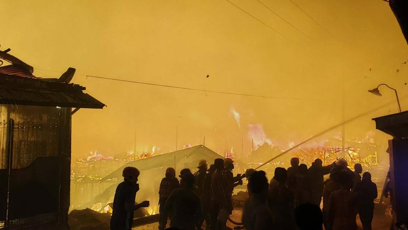 Pemerintah Daerah Otonomi Bangsamoro di Mindanao Muslim (BARMM) mengirimkan bantuan bagi sekitar 5.000 warga yang mengungsi setelah kebakaran besar menghanguskan lebih dari 1.000 rumah di Bongao, Tawi-Tawi, Filipina, Rabu (4/2/2026). (Facebook/Bongao MDRRM Office)