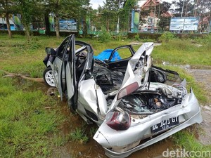 Horor Truk Kontainer Timpa Brio hingga Gepeng, 3 Orang Sekeluarga Tewas