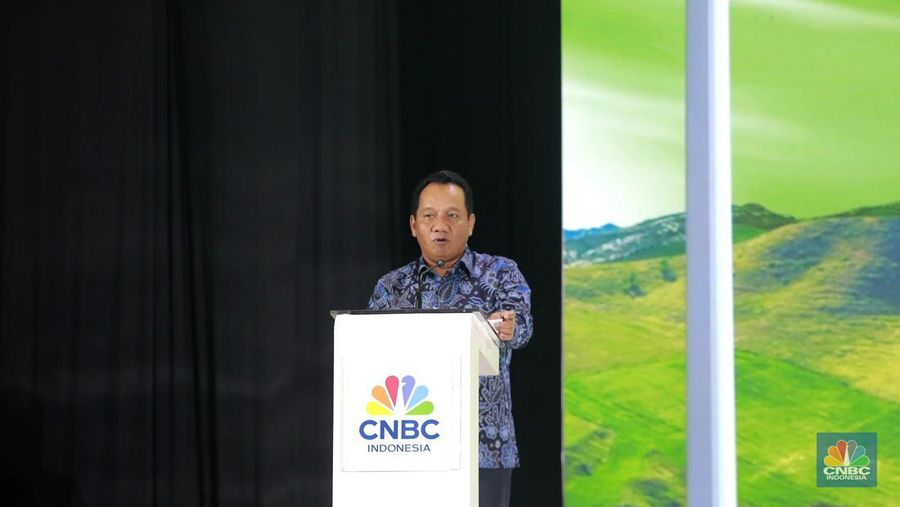 Plt Direktur Jenderal Ketenagalistrikan Kementerian ESDM RI, Tri Winarno saat menyampaikan sambutan sebagai pembicara utama mewakili Menteri ESDM Bahlil Lahadalia dalam acara Energy Outlook 2026 di Jakarta, Kamis (5/2/2026). (CNBC Indonesia/Muhammad Sabki)