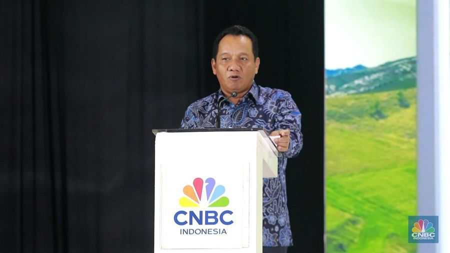 Plt Direktur Jenderal Ketenagalistrikan Kementerian ESDM RI, Tri Winarno saat menyampaikan sambutan sebagai pembicara utama mewakili Menteri ESDM Bahlil Lahadalia dalam acara Energy Outlook 2026 di Jakarta, Kamis (5/2/2026). (CNBC Indonesia/Muhammad Sabki)