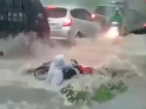 Pelajar Hilang Terseret Banjir Saat Tolong Pemotor di Bojong Tegal
