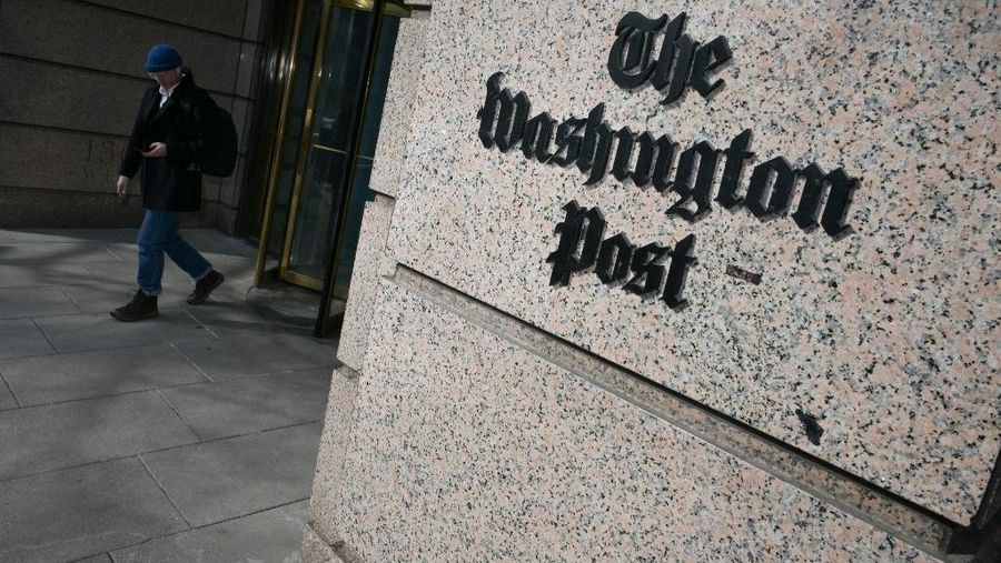 Seorang pria keluar dari gedung Washington Post office di Washington, DC, pada tanggal 4 Februari 2026. (Photo by Oliver Contreras / AFP)